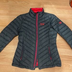New women’s Mountain Hardwear Charcoal gray  and Fuchsia Jacket No Tags XS